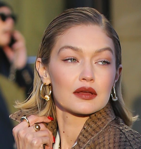 &#x397; Gigi &#x3BA;&#x3B1;&#x3B9; &#x3B7; Bella Hadid &#x3B1;&#x3C0;&#x3BF;&#x3BA;&#x3B1;&#x3BB;&#x3CD;&#x3C0;&#x3C4;&#x3BF;&#x3C5;&#x3BD; &#x3C4;&#x3BF; &#x3BC;&#x3B5;&#x3B3;&#x3AC;&#x3BB;&#x3BF; &#x3C4;&#x3BF;&#x3C5;&#x3C2; &#x3BF;&#x3B9;&#x3BA;&#x3BF;&#x3B3;&#x3B5;&#x3BD;&#x3B5;&#x3B9;&#x3B1;&#x3BA;&#x3CC; &#x3BC;&#x3C5;&#x3C3;&#x3C4;&#x3B9;&#x3BA;&#x3CC;, &#x3C4;&#x3B7;&#x3BD; 23&#x3C7;&#x3C1;&#x3BF;&#x3BD;&#x3B7; &#x3B5;&#x3C4;&#x3B5;&#x3C1;&#x3BF;&#x3B8;&#x3B1;&#x3BB;&#x3AE; &#x3B1;&#x3B4;&#x3B5;&#x3C1;&#x3C6;&#x3AE; &#x3C4;&#x3BF;&#x3C5;&#x3C2;