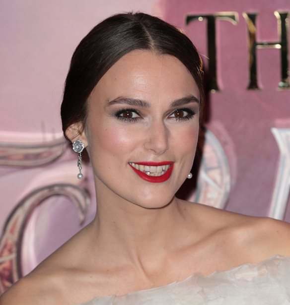 Keira Knightley | &#x388;&#x3BA;&#x3B1;&#x3BD;&#x3B5; &#x3C4;&#x3B7;&#x3BD; &#x3C0;&#x3B9;&#x3BF; &#x3C0;&#x3B1;&#x3C1;&#x3B1;&#x3BC;&#x3C5;&#x3B8;&#x3AD;&#x3BD;&#x3B9;&#x3B1; &#x3B5;&#x3BC;&#x3C6;&#x3AC;&#x3BD;&#x3B9;&#x3C3;&#x3B7; &#x3C3;&#x3C4;&#x3BF; &#x3BA;&#x3CC;&#x3BA;&#x3BA;&#x3B9;&#x3BD;&#x3BF; &#x3C7;&#x3B1;&#x3BB;&#x3AF;