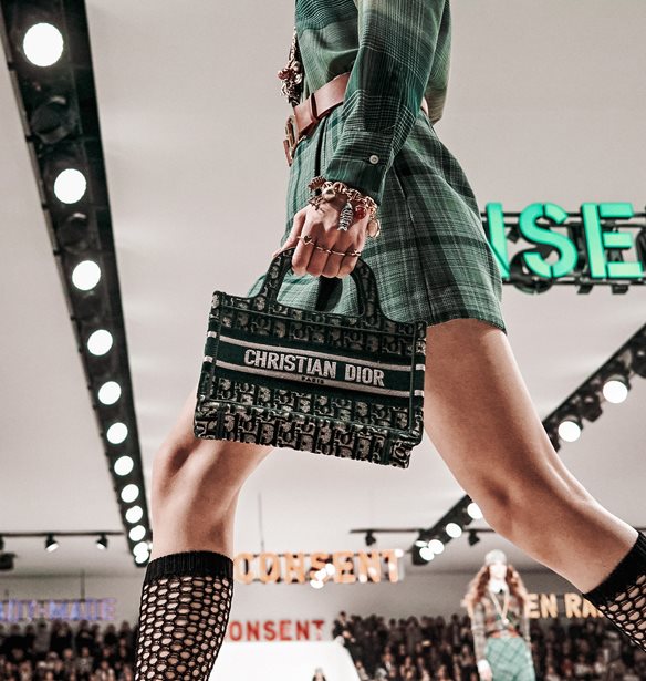 6 details &#x3C0;&#x3BF;&#x3C5; &#x3BE;&#x3B5;&#x3C7;&#x3CE;&#x3C1;&#x3B9;&#x3C3;&#x3B1; &#x3B1;&#x3C0;&#x3CC; &#x3C4;&#x3B7; F/W 2020-21 &#x3C3;&#x3C5;&#x3BB;&#x3BB;&#x3BF;&#x3B3;&#x3AE; &#x3C4;&#x3BF;&#x3C5; &#x3BF;&#x3AF;&#x3BA;&#x3BF;&#x3C5; Dior