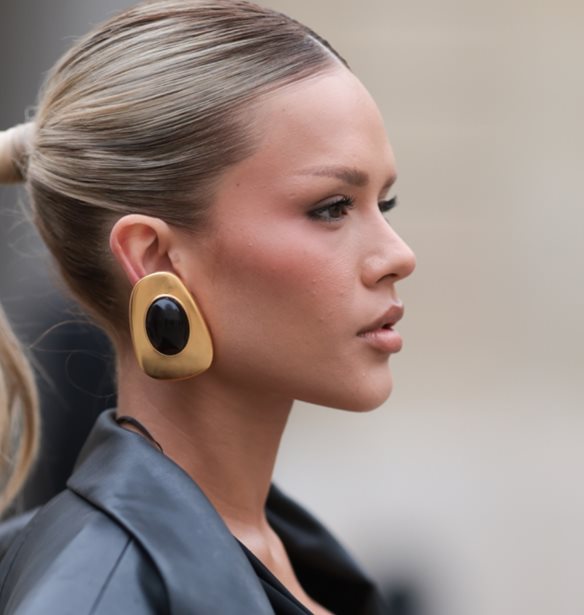 Sillage | Τα "στρατηγικά" σημεία για να φορέσεις σωστά το άρωμά σου στο ρεβεγιόν