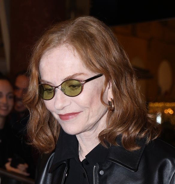 Isabelle Huppert | &#x397; &#x3B5;&#x3BC;&#x3C6;&#x3AC;&#x3BD;&#x3B9;&#x3C3;&#x3B7; &#x3C3;&#x3C4;&#x3BF; &#x39F;&#x3BB;&#x3CD;&#x3BC;&#x3C0;&#x3B9;&#x3BF;&#x3BD; &#x3BC;&#x3B5; leather bomber &#x3C4;&#x3B6;&#x3AC;&#x3BA;&#x3B5;&#x3C4;