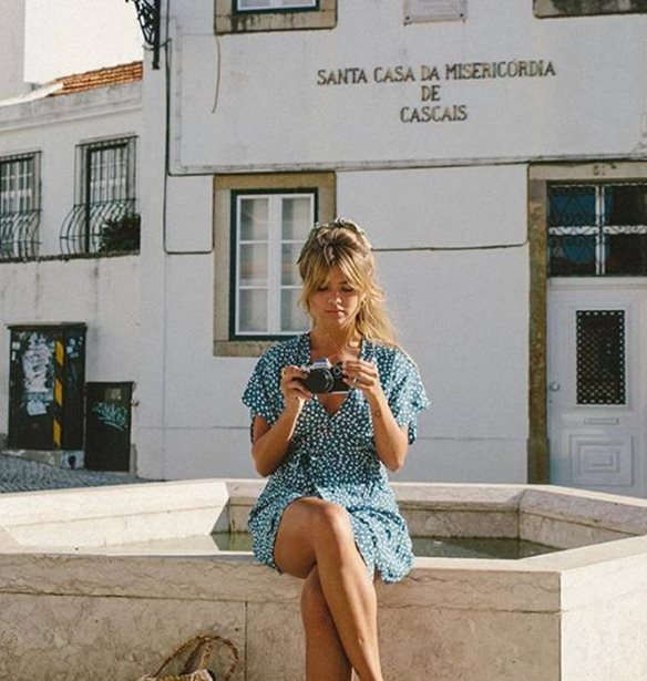 Αυτή η fashion blogger μοιάζει με τη Brigitte Bardot (και ντύνεται υπέροχα)