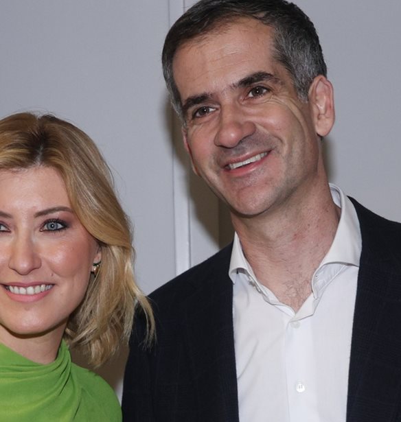 &#x397; &#x3A3;&#x3AF;&#x3B1; &#x39A;&#x3BF;&#x3C3;&#x3B9;&#x3CE;&#x3BD;&#x3B7; &#x3BC;&#x3B5; &#x3BA;&#x3AF;&#x3C4;&#x3C1;&#x3B9;&#x3BD;&#x3B5;&#x3C2; &#x3B3;&#x3CC;&#x3B2;&#x3B5;&#x3C2; &#x3C3;&#x3C4;&#x3B7;&#x3BD; &#x3B5;&#x3C0;&#x3AF;&#x3C3;&#x3B7;&#x3BC;&#x3B7; &#x3C0;&#x3B1;&#x3C1;&#x3BF;&#x3C5;&#x3C3;&#x3AF;&#x3B1;&#x3C3;&#x3B7; &#x3C4;&#x3BF;&#x3C5; &#x3B2;&#x3B9;&#x3B2;&#x3BB;&#x3AF;&#x3BF;&#x3C5; &#x3C4;&#x3B7;&#x3C2;