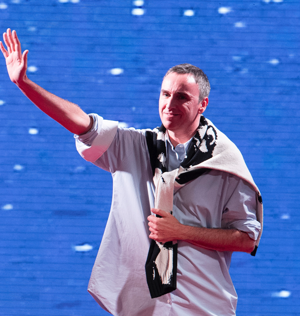 Breaking news: &#x39F; Raf Simons &#x3B1;&#x3C0;&#x3BF;&#x3C7;&#x3CE;&#x3C1;&#x3B7;&#x3C3;&#x3B5; &#x3B1;&#x3C0;&#x3CC; &#x3C4;&#x3BF;&#x3BD; Calvin Klein