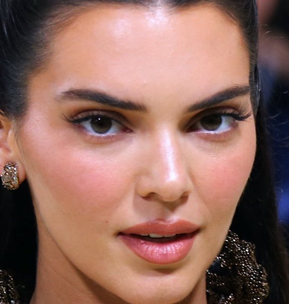 Kendall Jenner | &#x3A4;&#x3BF; &#x3BD;&#x3AD;&#x3BF; &#x3B1;&#x3C3;&#x3CD;&#x3BC;&#x3BC;&#x3B5;&#x3C4;&#x3C1;&#x3BF; bob &#x3C4;&#x3B7;&#x3C2; &#x3B5;&#x3AF;&#x3BD;&#x3B1;&#x3B9; &#x3B7; &#x3BA;&#x3BF;&#x3BC;&#x3C8;&#x3AE; &#x3B1;&#x3BB;&#x3BB;&#x3B1;&#x3B3;&#x3AE; &#x3C0;&#x3BF;&#x3C5; &#x3C4;&#x3B1;&#x3B9;&#x3C1;&#x3B9;&#x3AC;&#x3B6;&#x3B5;&#x3B9; &#x3C3;&#x3C4;&#x3BF; &#x3C6;&#x3B8;&#x3B9;&#x3BD;&#x3CC;&#x3C0;&#x3C9;&#x3C1;&#x3BF;