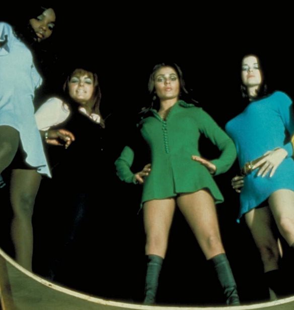 Cindy Sherman | &#x39F;&#x3B9; &#x3C4;&#x3B1;&#x3B9;&#x3BD;&#x3AF;&#x3B5;&#x3C2; &#x3C0;&#x3BF;&#x3C5; &#x3B5;&#x3BD;&#x3AD;&#x3C0;&#x3BD;&#x3B5;&#x3C5;&#x3C3;&#x3B1;&#x3BD; &#x3C4;&#x3B9;&#x3C2; &#x3C6;&#x3C9;&#x3C4;&#x3BF;&#x3B3;&#x3C1;&#x3B1;&#x3C6;&#x3AF;&#x3B5;&#x3C2; &#x3C4;&#x3B7;&#x3C2; &#x3C0;&#x3B1;&#x3C1;&#x3BF;&#x3C5;&#x3C3;&#x3B9;&#x3AC;&#x3B6;&#x3BF;&#x3BD;&#x3C4;&#x3B1;&#x3B9; &#x3C3;&#x3C4;&#x3B9;&#x3C2; &#x39D;&#x3CD;&#x3C7;&#x3C4;&#x3B5;&#x3C2; &#x3A0;&#x3C1;&#x3B5;&#x3BC;&#x3B9;&#x3AD;&#x3C1;&#x3B1;&#x3C2;