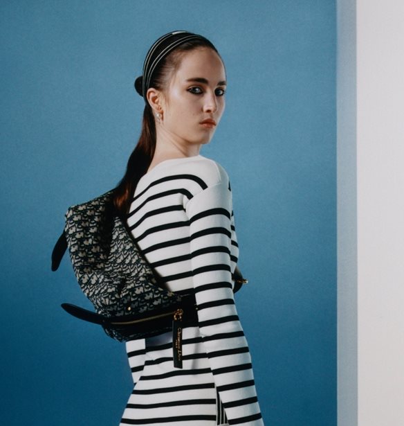 D-Journey | &#x39F; &#x3BF;&#x3AF;&#x3BA;&#x3BF;&#x3C2; Dior &#x3C0;&#x3B1;&#x3C1;&#x3BF;&#x3C5;&#x3C3;&#x3B9;&#x3AC;&#x3B6;&#x3B5;&#x3B9; &#x3C4;&#x3B7; &#x3BD;&#x3AD;&#x3B1; it-bag
