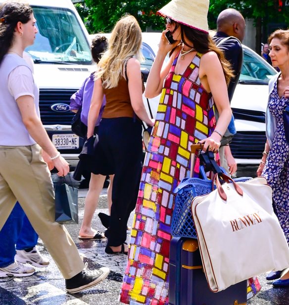 Anne Hathaway | M&#x3B5; summer maxi &#x3C6;&#x3CC;&#x3C1;&#x3B5;&#x3BC;&#x3B1; &#x3BA;&#x3B1;&#x3B9; &#x3C4;&#x3C3;&#x3AC;&#x3BD;&#x3C4;&#x3B1; Fendi &#x3C3;&#x3C4;&#x3B9;&#x3C2; &#x3C0;&#x3C1;&#x3CE;&#x3C4;&#x3B5;&#x3C2; &#x3B5;&#x3B9;&#x3BA;&#x3CC;&#x3BD;&#x3B5;&#x3C2; &#x3C4;&#x3BF;&#x3C5; The Devil Wears Prada 2