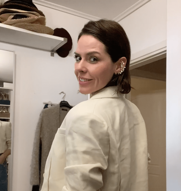 &#x397; &#x388;&#x3BB;&#x3B5;&#x3BD;&#x3B1; &#x393;&#x3B1;&#x3BB;&#x3CD;&#x3C6;&#x3B1; &#x3B1;&#x3C0;&#x3BF;&#x3BA;&#x3B1;&#x3BB;&#x3CD;&#x3C0;&#x3C4;&#x3B5;&#x3B9; &#x3C4;&#x3B1; &#x3B1;&#x3B3;&#x3B1;&#x3C0;&#x3B7;&#x3BC;&#x3AD;&#x3BD;&#x3B1; &#x3C4;&#x3B7;&#x3C2; &#x3B3;&#x3B9;&#x3B1; &#x3C4;&#x3B7;&#x3BD; &#x3BA;&#x3B1;&#x3BB;&#x3BF;&#x3BA;&#x3B1;&#x3B9;&#x3C1;&#x3B9;&#x3BD;&#x3AE; &#x3C3;&#x3B5;&#x3B6;&#x3CC;&#x3BD;