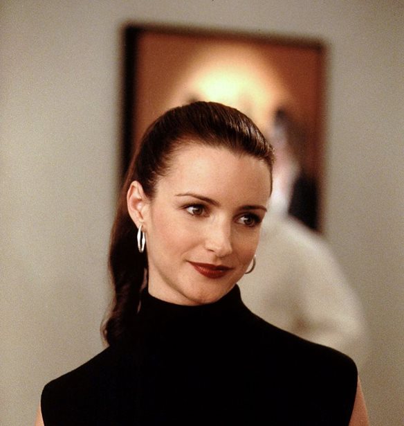 Kristin Davis: H Charlotte &#x3C4;&#x3BF;&#x3C5; Sex and the City &#x3B1;&#x3C0;&#x3BF;&#x3BA;&#x3B1;&#x3BB;&#x3CD;&#x3C0;&#x3C4;&#x3B5;&#x3B9; &#x3C4;&#x3B9; &#x3C3;&#x3C5;&#x3BD;&#x3AD;&#x3B2;&#x3B1;&#x3B9;&#x3BD;&#x3B5; &#x3C3;&#x3C4;&#x3B1; backstage &#x3BC;&#x3B5; &#x3C4;&#x3B1; outfits &#x3C4;&#x3B7;&#x3C2; &#x3C3;&#x3B5;&#x3B9;&#x3C1;&#x3AC;&#x3C2;