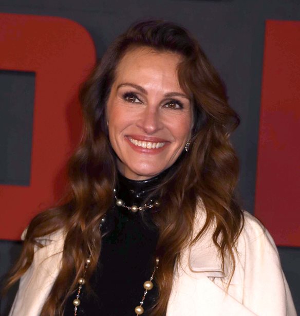 H Julia Roberts &#x3C3;&#x3C4;&#x3BF; front row &#x3C4;&#x3BF;&#x3C5; &#x3C3;&#x3CC;&#x3BF;&#x3C5; &#x3C4;&#x3BF;&#x3C5; Jacquemus