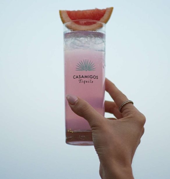 &#x391;&#x3C0;&#x3BF;&#x3BB;&#x3B1;&#x3BC;&#x3B2;&#x3AC;&#x3BD;&#x3BF;&#x3BD;&#x3C4;&#x3B1;&#x3C2; &#x3C4;&#x3B7; &#x3B6;&#x3C9;&#x3AE; &#x3BC;&#x3B5; &#x3C4;&#x3B7;&#x3BD; Casamigos, &#x3C4;&#x3B7;&#x3BD; &#x3C4;&#x3B5;&#x3BA;&#x3AF;&#x3BB;&#x3B1; &#x3C4;&#x3C9;&#x3BD; &#x3C6;&#x3AF;&#x3BB;&#x3C9;&#x3BD;