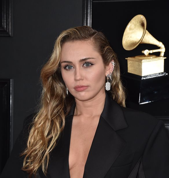 Miley Cyrus | &#x391;&#x3C0;&#x3BF;&#x3BA;&#x3B1;&#x3BB;&#x3CD;&#x3C0;&#x3C4;&#x3B5;&#x3B9; &#x3CC;&#x3C4;&#x3B9; &#x3B3;&#x3BD;&#x3CE;&#x3C1;&#x3B9;&#x3C3;&#x3B5; &#x3C4;&#x3BF;&#x3BD; &#x3C3;&#x3CD;&#x3BD;&#x3C4;&#x3C1;&#x3BF;&#x3C6;&#x3CC; &#x3C4;&#x3B7;&#x3C2; &#x3C3;&#x3B5; &#x3C1;&#x3B1;&#x3BD;&#x3C4;&#x3B5;&#x3B2;&#x3BF;&#x3CD; &#x3C3;&#x3C4;&#x3B1; &#x3C4;&#x3C5;&#x3C6;&#x3BB;&#x3AC;