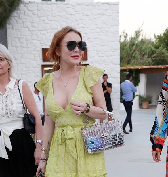 Lindsay Lohan | E&#x3C0;&#x3B9;&#x3C3;&#x3C4;&#x3C1;&#x3AD;&#x3C6;&#x3B5;&#x3B9; &#x3BC;&#x3B5; &#x3BD;&#x3AD;&#x3B1; &#x3C3;&#x3B5;&#x3B9;&#x3C1;&#x3AC; &#x3C0;&#x3C1;&#x3BF;&#x3C3;&#x3B1;&#x3C1;&#x3BC;&#x3BF;&#x3C3;&#x3BC;&#x3AD;&#x3BD;&#x3B7; &#x3C3;&#x3B5; &#x3AD;&#x3BD;&#x3B1; &quot;&#x3B5;&#x3BD;&#x3C4;&#x3B5;&#x3BB;&#x3CE;&#x3C2; &#x3C4;&#x3C1;&#x3B5;&#x3BB;&#x3CC;&quot; &#x3B8;&#x3C1;&#x3AF;&#x3BB;&#x3B5;&#x3C1;