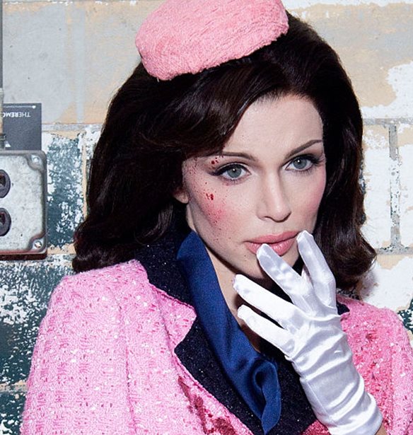 "Αηδιαστικό!": Η Julia Fox ως Jackie Kennedy καλυμμένη με το αίμα του JFK για το Halloween