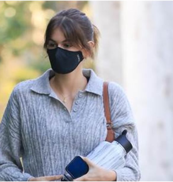 H Kaia Gerber με ‘it’ jumper από το Mango