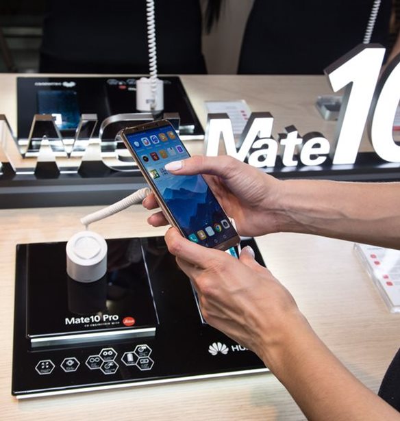 T&#x3B1; &#x3BD;&#x3AD;&#x3B1; smartphones Huawei Mate 10 Pro &#x3BA;&#x3B1;&#x3B9; Huawei Mate 10 lite &#x3AD;&#x3C6;&#x3C4;&#x3B1;&#x3C3;&#x3B1;&#x3BD; &#x3C3;&#x3C4;&#x3B7;&#x3BD; &#x395;&#x3BB;&#x3BB;&#x3AC;&#x3B4;&#x3B1;