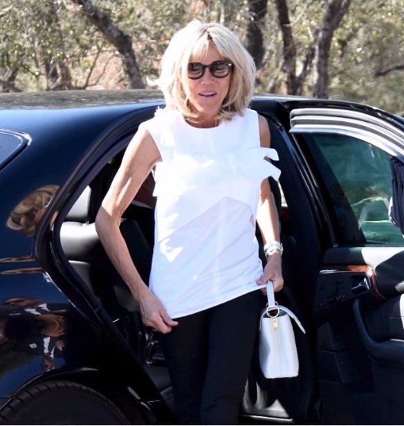 Brigitte Macron: &#x397; &#x3C6;&#x3C9;&#x3C4;&#x3BF;&#x3B3;&#x3C1;&#x3B1;&#x3C6;&#x3AF;&#x3B1; &#x3B1;&#x3C0;&#x3CC; &#x3C4;&#x3B7;&#x3BD; &#x3B5;&#x3C0;&#x3AF;&#x3C3;&#x3BA;&#x3B5;&#x3C8;&#x3B7; &#x3C4;&#x3B7;&#x3C2; &#x3A0;&#x3C1;&#x3CE;&#x3C4;&#x3B7;&#x3C2; &#x39A;&#x3C5;&#x3C1;&#x3AF;&#x3B1;&#x3C2; &#x3C4;&#x3B7;&#x3C2; &#x393;&#x3B1;&#x3BB;&#x3BB;&#x3AF;&#x3B1;&#x3C2; &#x3C0;&#x3BF;&#x3C5; &#x3AD;&#x3B3;&#x3B9;&#x3BD;&#x3B5; viral