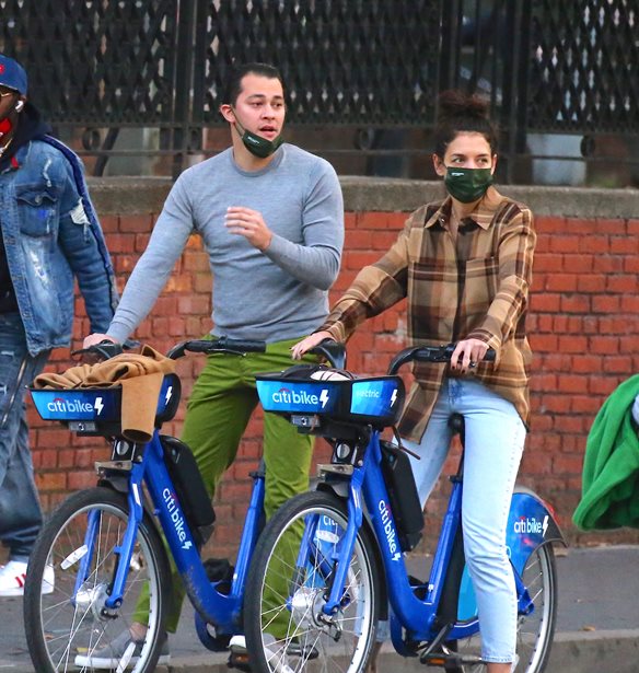 &#x397; Katie Holmes &#x3C6;&#x3C9;&#x3C4;&#x3BF;&#x3B3;&#x3C1;&#x3B1;&#x3C6;&#x3AF;&#x3B6;&#x3B5;&#x3C4;&#x3B1;&#x3B9; &#x3BC;&#x3B5; t-shirt &#x3C0;&#x3BF;&#x3C5; &#x3C3;&#x3C7;&#x3B5;&#x3B4;&#x3AF;&#x3B1;&#x3C3;&#x3B5; &#x3BF; &#x3C3;&#x3CD;&#x3BD;&#x3C4;&#x3C1;&#x3BF;&#x3C6;&#x3CC;&#x3C2; &#x3C4;&#x3B7;&#x3C2;