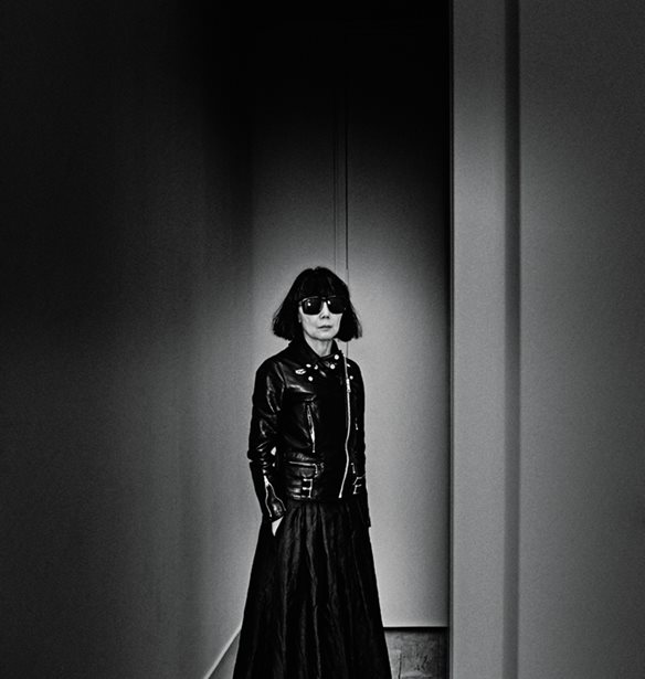 Rei Kawakubo: &#x397; &#x3BC;&#x3B5;&#x3B3;&#x3AC;&#x3BB;&#x3B7; &#x3C0;&#x3C1;&#x3C9;&#x3C4;&#x3B1;&#x3B3;&#x3C9;&#x3BD;&#x3AF;&#x3C3;&#x3C4;&#x3C1;&#x3B9;&#x3B1; &#x3C4;&#x3BF;&#x3C5; &#x3B1;&#x3C0;&#x3BF;&#x3C8;&#x3B9;&#x3BD;&#x3BF;&#x3CD; Met Gala