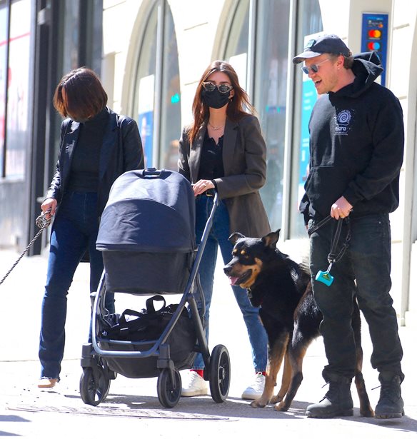 Και η Emily Ratajkowski υπέκυψε στην It bag που έχει κατακλύσει το Instagram