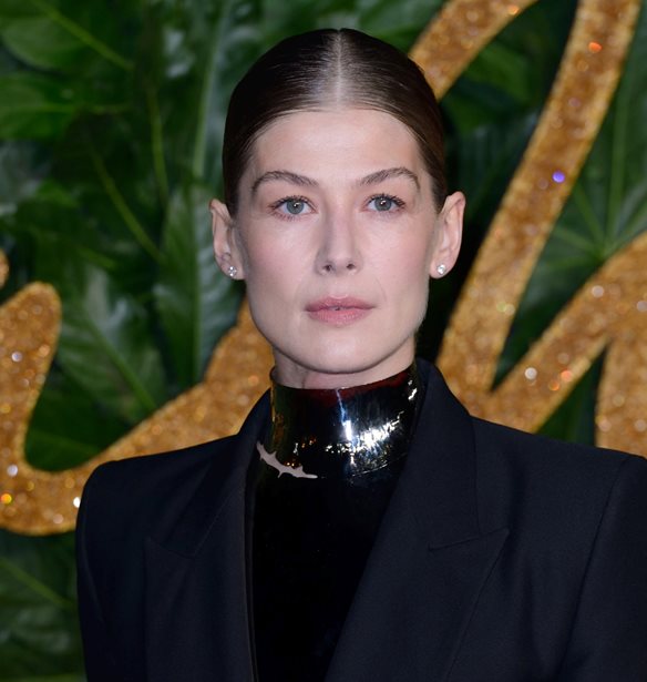 &#x397; Rosamund Pike &#x3AD;&#x3BA;&#x3B1;&#x3BD;&#x3B5; &#x3C4;&#x3B7;&#x3BD; &#x3C0;&#x3B9;&#x3BF; &#x3B5;&#x3C0;&#x3B9;&#x3B2;&#x3BB;&#x3B7;&#x3C4;&#x3B9;&#x3BA;&#x3AE; &#x3B5;&#x3BC;&#x3C6;&#x3AC;&#x3BD;&#x3B9;&#x3C3;&#x3B7; &#x3C3;&#x3C4;&#x3BF; &#x3BA;&#x3CC;&#x3BA;&#x3BA;&#x3B9;&#x3BD;&#x3BF; &#x3C7;&#x3B1;&#x3BB;&#x3AF; &#x3C4;&#x3C9;&#x3BD; BFA