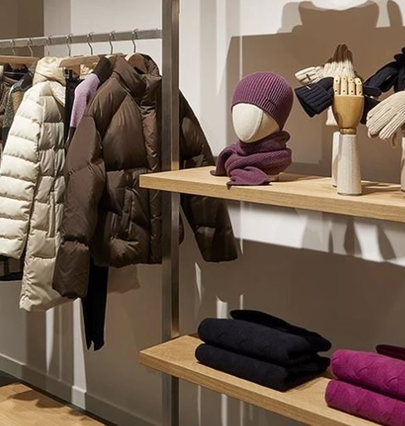 &#x397; &#x3C0;&#x3C1;&#x3CE;&#x3C4;&#x3B7; Woolrich boutique &#x3AC;&#x3BD;&#x3BF;&#x3B9;&#x3BE;&#x3B5; &#x3C3;&#x3C4;&#x3B7; &#x393;&#x3BB;&#x3C5;&#x3C6;&#x3AC;&#x3B4;&#x3B1; &#x3BA;&#x3B1;&#x3B9; &#x3C3;&#x3B5; &#x3C0;&#x3B5;&#x3C1;&#x3B9;&#x3BC;&#x3AD;&#x3BD;&#x3B5;&#x3B9; &#x3BD;&#x3B1; &#x3B1;&#x3BD;&#x3B1;&#x3BD;&#x3B5;&#x3CE;&#x3C3;&#x3B5;&#x3B9;&#x3C2; &#x3C4;&#x3BF; &#x3C3;&#x3C4;&#x3B9;&#x3BB; &#x3C3;&#x3BF;&#x3C5;
