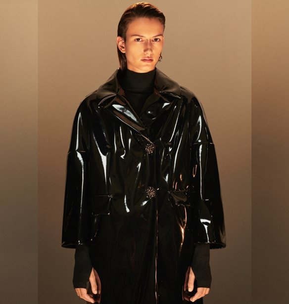 B(l)ack in Time | &#x397; &#x3BD;&#x3AD;&#x3B1; Fall/Winter 2021/22 &#x3C4;&#x3B7;&#x3C2; Sportmax &#x3B1;&#x3BD;&#x3B1;&#x3B2;&#x3B9;&#x3CE;&#x3BD;&#x3B5;&#x3B9; &#x3C4;&#x3B1; &#x3C0;&#x3B9;&#x3BF; iconic &#x3BC;&#x3B1;&#x3CD;&#x3C1;&#x3B1; &#x3C0;&#x3B1;&#x3BB;&#x3C4;&#x3CC;