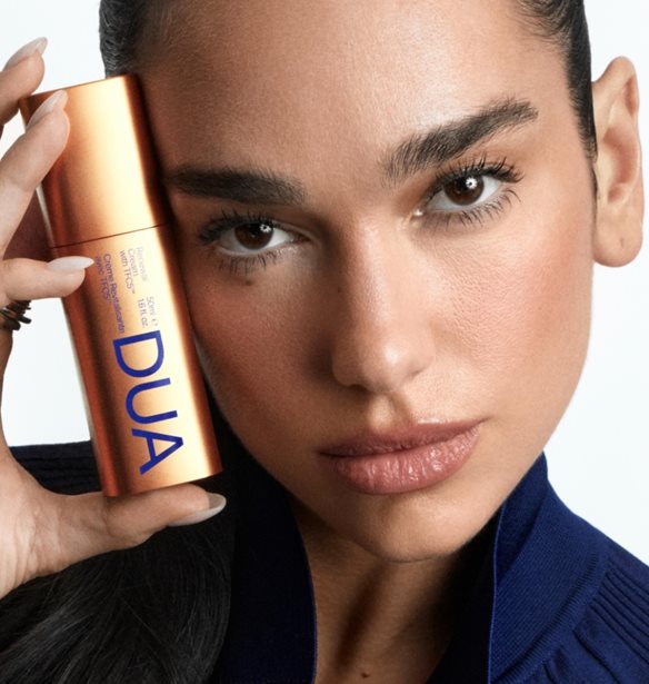 &#x397; Dua Lipa &#x3C3;&#x3C5;&#x3BC;&#x3C0;&#x3C1;&#x3AC;&#x3C4;&#x3C4;&#x3B5;&#x3B9; &#x3BC;&#x3B5; &#x3C4;&#x3BF;&#x3BD; Augustinus Bader &#x3BA;&#x3B1;&#x3B9; &#x3B1;&#x3C0;&#x3BF;&#x3BA;&#x3C4;&#x3AC; &#x3C4;&#x3BF; &#x3B4;&#x3B9;&#x3BA;&#x3CC; &#x3C4;&#x3B7;&#x3C2; &#x3C0;&#x3C1;&#x3BF;&#x3C3;&#x3B9;&#x3C4;&#x3CC; skincare brand