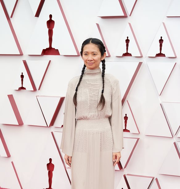 Chlo&#xE9; Zhao | &#x3A0;&#x3BF;&#x3B9;&#x3B1; &#x3B5;&#x3AF;&#x3BD;&#x3B1;&#x3B9; &#x3B7; &#x3BD;&#x3B9;&#x3BA;&#x3AE;&#x3C4;&#x3C1;&#x3B9;&#x3B1; &#x3C4;&#x3BF;&#x3C5; Oscar &#x3A3;&#x3BA;&#x3B7;&#x3BD;&#x3BF;&#x3B8;&#x3B5;&#x3C3;&#x3AF;&#x3B1;&#x3C2; &#x3C0;&#x3BF;&#x3C5; &#x3AD;&#x3B3;&#x3C1;&#x3B1;&#x3C8;&#x3B5; &#x3B9;&#x3C3;&#x3C4;&#x3BF;&#x3C1;&#x3AF;&#x3B1;
