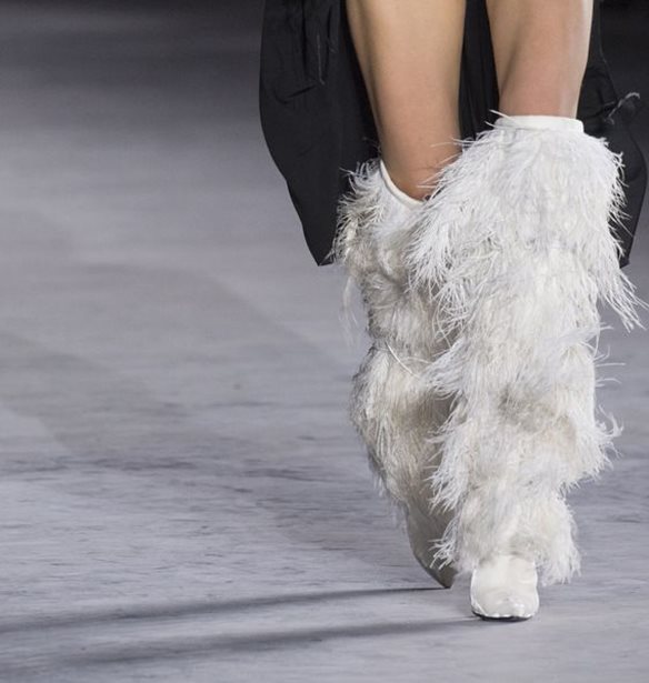 (&#x39A;&#x3B1;&#x3B9;) &#x3B7; Naomi Campbell &#x3C6;&#x3BF;&#x3C1;&#x3AC; &#x3C4;&#x3B9;&#x3C2; statement Saint Laurent &#x3BC;&#x3C0;&#x3CC;&#x3C4;&#x3B5;&#x3C2;