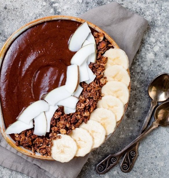 Σμούθι μπολ πρωτεΐνης με σοκολάτα και μάκα σκόνη για ένα πρωινό γεμάτο ενέργεια