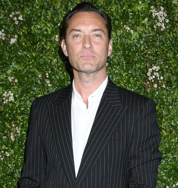 Jude Law: &quot;&#x39F; &#x3BA;&#x3CC;&#x3C3;&#x3BC;&#x3BF;&#x3C2; &#x3B4;&#x3B5;&#x3BD; &#x3BE;&#x3AD;&#x3C1;&#x3B5;&#x3B9; &#x3C4;&#x3B1; &#x3C0;&#x3AC;&#x3BD;&#x3C4;&#x3B1; &#x3B3;&#x3B9;&#x3B1; &#x3BC;&#x3AD;&#x3BD;&#x3B1;&quot;