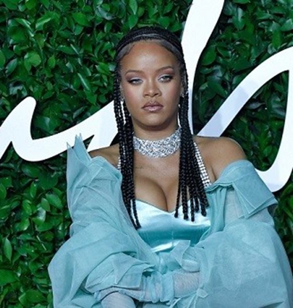 &#x397; Rihanna &#x3C3;&#x3C4;&#x3B1;&#x3BC;&#x3AC;&#x3C4;&#x3B7;&#x3C3;&#x3B5; &#x3C4;&#x3B7;&#x3BD; &#x3C0;&#x3B1;&#x3C1;&#x3B1;&#x3B3;&#x3C9;&#x3B3;&#x3AE; &#x3C3;&#x3C4;&#x3B1; brand &#x3C4;&#x3B7;&#x3C2;