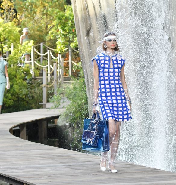 Chanel Άνοιξη/Καλοκαίρι '18: Μια τροπική απόδραση στην καρδιά του Παρισιού