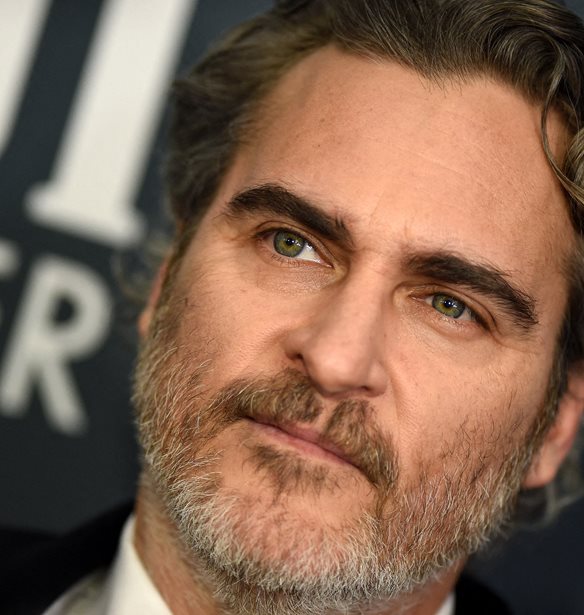 &#x39F; Joaquin Phoenix &#x3BC;&#x3B9;&#x3BB;&#x3AC;&#x3B5;&#x3B9; &#x3C0;&#x3C1;&#x3CE;&#x3C4;&#x3B7; &#x3C6;&#x3BF;&#x3C1;&#x3AC; &#x3B3;&#x3B9;&#x3B1; &#x3C4;&#x3BF;&#x3BD; &#x3B1;&#x3B4;&#x3B5;&#x3C1;&#x3C6;&#x3CC; &#x3C4;&#x3BF;&#x3C5;, River