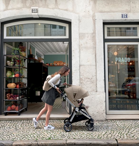 &#x397; Mamas &amp; Papas &#x3C0;&#x3B1;&#x3C1;&#x3BF;&#x3C5;&#x3C3;&#x3B9;&#x3AC;&#x3B6;&#x3B5;&#x3B9; &#x3C4;&#x3BF; &#x3BD;&#x3AD;&#x3BF; &#x3BA;&#x3B1;&#x3C1;&#x3CC;&#x3C4;&#x3C3;&#x3B9; &quot;Strada&quot;