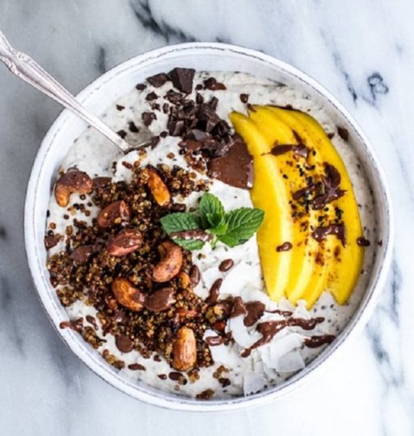 To απόλυτο smoothie bowl, ιδανικό για πρωινό, με καρύδα, κινόα και μαύρο σουσάμι