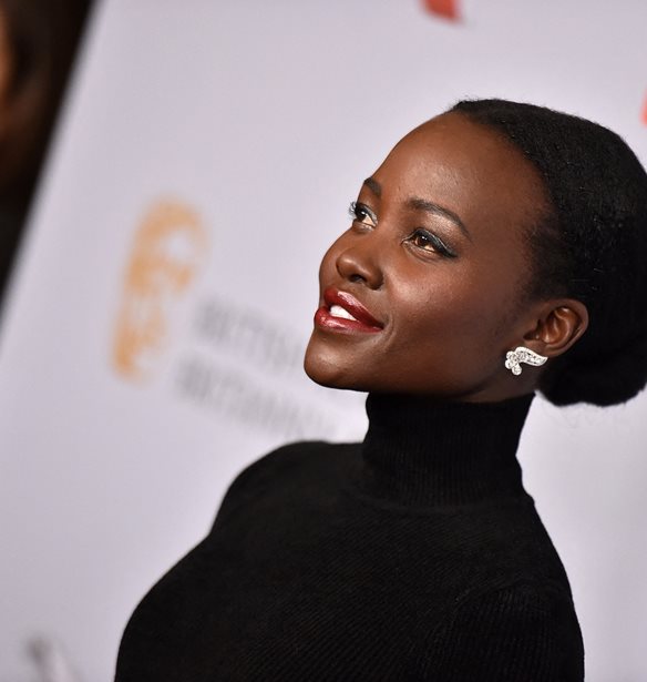 H Lupita Nyong&#x27;o &#x3B3;&#x3C1;&#x3AC;&#x3C6;&#x3B5;&#x3B9; &#x3B9;&#x3C3;&#x3C4;&#x3BF;&#x3C1;&#x3AF;&#x3B1; &#x3C3;&#x3C4;&#x3B7; &#x39C;&#x3C0;&#x3B5;&#x3C1;&#x3BB;&#x3B9;&#x3BD;&#x3AC;&#x3BB;&#x3B5;