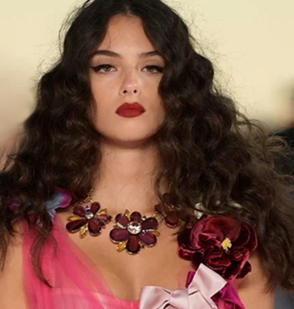 Deva Cassel | &#x397; &#x3BA;&#x3CC;&#x3C1;&#x3B7; &#x3C4;&#x3B7;&#x3C2; &#x39C;onica Bellucci &#x3BC;&#x3AC;&#x3B3;&#x3B5;&#x3C8;&#x3B5; &#x3C3;&#x3C4;&#x3BF; &#x3C3;&#x3CC;&#x3BF;&#x3C5; &#x3C4;&#x3C9;&#x3BD; Dolce &amp; Gabbana