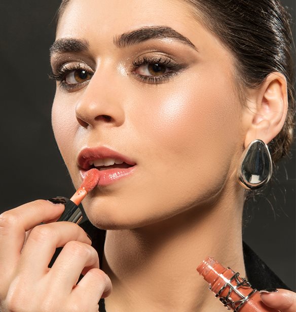 YSL Beauty Stories | Η Βάσια Γκολφινοπούλου αποκωδικοποιεί την απόλυτη γιορτινή λάμψη