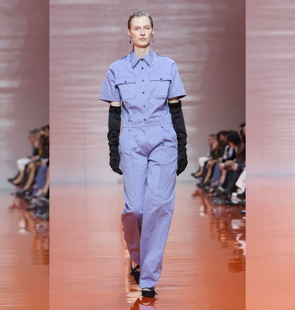Prada SS26 | &#x3A4;&#x3BF; hairstyle &#x3C0;&#x3BF;&#x3C5; &#x3B5;&#x3C0;&#x3B9;&#x3BA;&#x3C1;&#x3AC;&#x3C4;&#x3B7;&#x3C3;&#x3B5; &#x3C3;&#x3C4;&#x3BF; runway &#x3B5;&#x3AF;&#x3BD;&#x3B1;&#x3B9; &#x3B7; chic &#x3C0;&#x3C1;&#x3CC;&#x3C4;&#x3B1;&#x3C3;&#x3B7; &#x3C0;&#x3BF;&#x3C5; &#x3BA;&#x3AC;&#x3B8;&#x3B5; &#x3B3;&#x3C5;&#x3BD;&#x3B1;&#x3AF;&#x3BA;&#x3B1; &#x3BC;&#x3C0;&#x3BF;&#x3C1;&#x3B5;&#x3AF; &#x3BD;&#x3B1; &#x3B4;&#x3B7;&#x3BC;&#x3B9;&#x3BF;&#x3C5;&#x3C1;&#x3B3;&#x3AE;&#x3C3;&#x3B5;&#x3B9; &#x3C3;&#x3C4;&#x3B7;&#x3BD; &#x3BA;&#x3B1;&#x3B8;&#x3B7;&#x3BC;&#x3B5;&#x3C1;&#x3B9;&#x3BD;&#x3CC;&#x3C4;&#x3B7;&#x3C4;&#x3AC; &#x3C4;&#x3B7;&#x3C2;