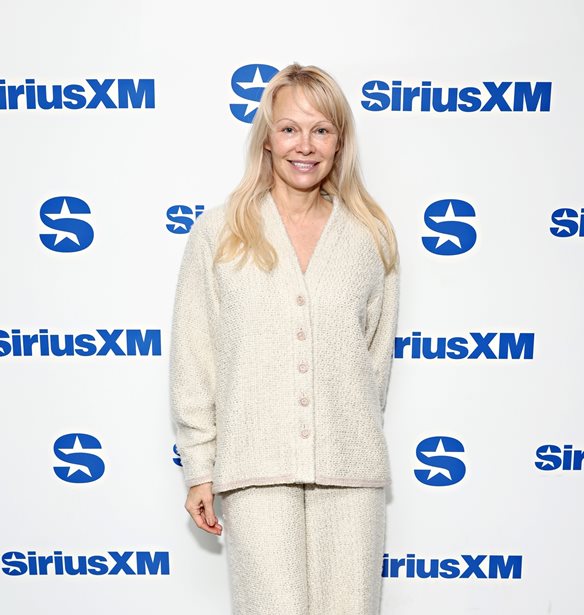 &#x3A4;&#x3BF; &#x3C0;&#x3BB;&#x3B5;&#x3BA;&#x3C4;&#x3CC; two-piece &#x3C3;&#x3CD;&#x3BD;&#x3BF;&#x3BB;&#x3BF; &#x3C4;&#x3B7;&#x3C2; Pamela Anderson &#x3B5;&#x3AF;&#x3BD;&#x3B1;&#x3B9; &#x3B1;&#x3C5;&#x3C4;&#x3CC; &#x3C0;&#x3BF;&#x3C5; &#x3C7;&#x3C1;&#x3B5;&#x3B9;&#x3B1;&#x3B6;&#x3CC;&#x3BC;&#x3B1;&#x3C3;&#x3C4;&#x3B5; &#x3B3;&#x3B9;&#x3B1; &#x3AC;&#x3BD;&#x3B5;&#x3C4;&#x3B5;&#x3C2; &#x3B5;&#x3BC;&#x3C6;&#x3B1;&#x3BD;&#x3AF;&#x3C3;&#x3B5;&#x3B9;&#x3C2; &#x3C3;&#x3C4;&#x3B7;&#x3BD; &#x3B1;&#x3C5;&#x3B3;&#x3AE; &#x3C4;&#x3BF;&#x3C5; 2025