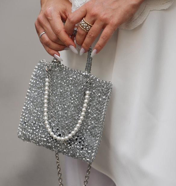 Οι πιο κομψές party bags για τις γιορτές και πώς θα επιλέξεις την ιδανική για το look σου