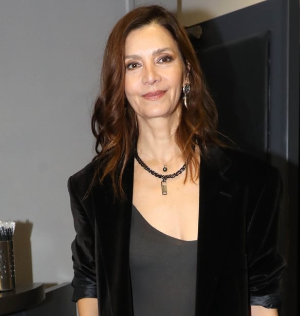 Η Κατερίνα Λέχου με μπεζ faux γούνα σε βραδινή έξοδο | Η κολακευτική λεπτομέρεια στο look της