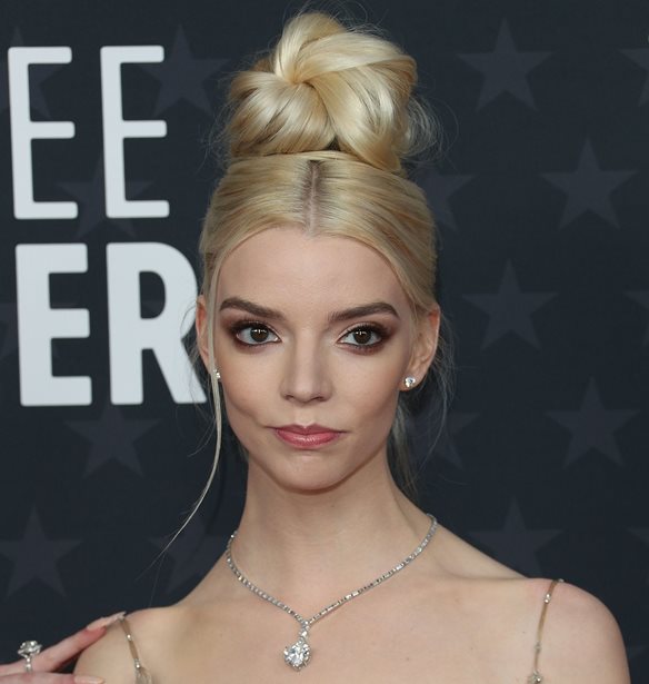 &#x397; Anya Taylor Joy &#x3C0;&#x3C1;&#x3BF;&#x3C4;&#x3B5;&#x3AF;&#x3BD;&#x3B5;&#x3B9; &#x3C4;&#x3BF; &#x3C0;&#x3B9;&#x3BF; &#x3C3;&#x3B1;&#x3B3;&#x3B7;&#x3BD;&#x3B5;&#x3C5;&#x3C4;&#x3B9;&#x3BA;&#x3CC; smokey eye look &#x3B3;&#x3B9;&#x3B1; &#x3BA;&#x3B1;&#x3C3;&#x3C4;&#x3B1;&#x3BD;&#x3AC; &#x3BC;&#x3AC;&#x3C4;&#x3B9;&#x3B1;