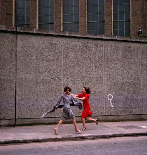 O &#x3BF;&#x3AF;&#x3BA;&#x3BF;&#x3C2; Chlo&#xE9; &#x3B4;&#x3B9;&#x3BF;&#x3C1;&#x3B3;&#x3B1;&#x3BD;&#x3CE;&#x3BD;&#x3B5;&#x3B9; &#x3BC;&#x3B9;&#x3B1; &#x3B5;&#x3BD;&#x3C4;&#x3C5;&#x3C0;&#x3C9;&#x3C3;&#x3B9;&#x3B1;&#x3BA;&#x3AE; &#x3AD;&#x3BA;&#x3B8;&#x3B5;&#x3C3;&#x3B7; &#x3C6;&#x3C9;&#x3C4;&#x3BF;&#x3B3;&#x3C1;&#x3B1;&#x3C6;&#x3AF;&#x3B1;&#x3C2; &#x3BC;&#x3B5; &#x3C4;&#x3AF;&#x3C4;&#x3BB;&#x3BF; &quot;Femininities&quot;