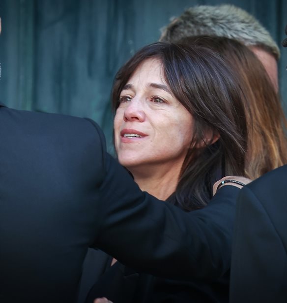 Charlotte Gainsbourg | &#x397; &#x3C4;&#x3C1;&#x3C5;&#x3C6;&#x3B5;&#x3C1;&#x3AE; &#x3B1;&#x3B3;&#x3BA;&#x3B1;&#x3BB;&#x3B9;&#x3AC; &#x3C4;&#x3C9;&#x3BD; Paradis - Deneuve &#x3C3;&#x3C4;&#x3B7;&#x3BD; &#x3BA;&#x3B7;&#x3B4;&#x3B5;&#x3AF;&#x3B1; &#x3C4;&#x3B7;&#x3C2; &#x3BC;&#x3B7;&#x3C4;&#x3AD;&#x3C1;&#x3B1;&#x3C2; &#x3C4;&#x3B7;&#x3C2;, Jane Birkin