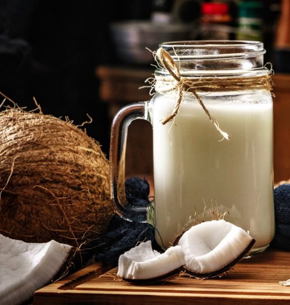Γάλα καρύδας: Τα οφέλη και όλα τα θρεπτικά στοιχεία του φυτικού "γάλατος"
