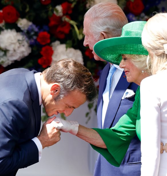 &#x397; &#x3B1;&#x3BC;&#x3C6;&#x3B9;&#x3BB;&#x3B5;&#x3B3;&#x3CC;&#x3BC;&#x3B5;&#x3BD;&#x3B7; &#x3C7;&#x3B5;&#x3B9;&#x3C1;&#x3BF;&#x3BD;&#x3BF;&#x3BC;&#x3AF;&#x3B1; &#x3C4;&#x3BF;&#x3C5; Emmanuel Macron &#x3C3;&#x3C4;&#x3B7; &#x3B2;&#x3B1;&#x3C3;&#x3AF;&#x3BB;&#x3B9;&#x3C3;&#x3C3;&#x3B1; &#x39A;&#x3B1;&#x3BC;&#x3AF;&#x3BB;&#x3B1; &#x3BC;&#x3C0;&#x3C1;&#x3BF;&#x3C3;&#x3C4;&#x3AC; &#x3C3;&#x3C4;&#x3B7;&#x3BD; Brigitte
